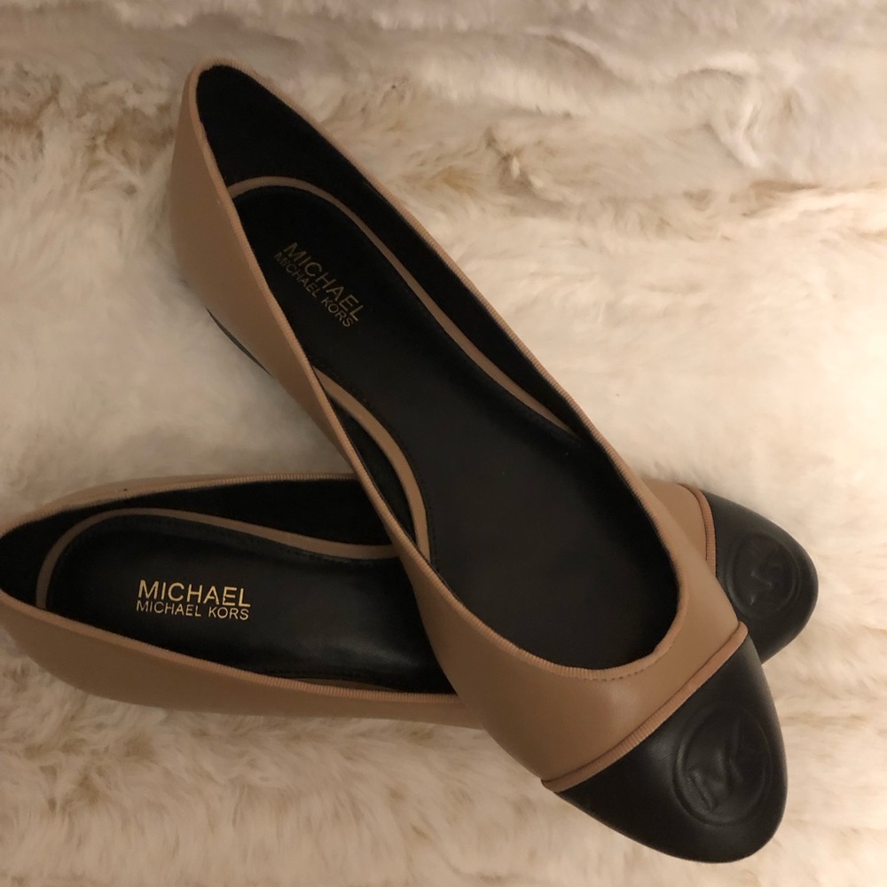Michael Kors Flat Leather Beige and Black Women Shoes Size 7